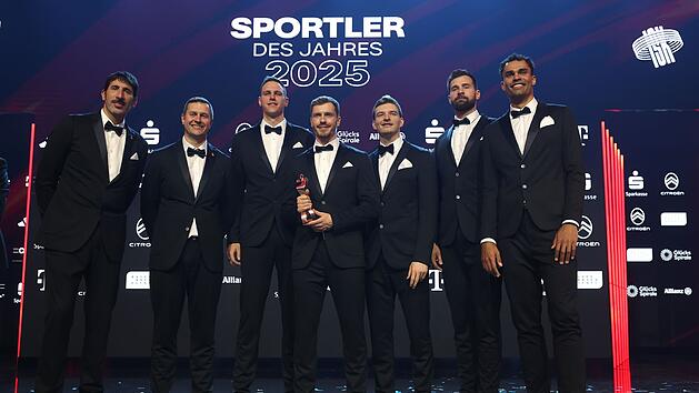 Mit etwas Versp&auml;tung nahmen die Spieler der Basketball-Nationalmannschaft bei der "Sportler des Jahres"-Gala den Preis als beste Mannschaft des Jahres entgegen.