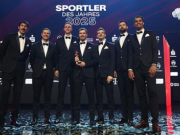 Mit etwas Versp&auml;tung nahmen die Spieler der Basketball-Nationalmannschaft bei der "Sportler des Jahres"-Gala den Preis als beste Mannschaft des Jahres entgegen.