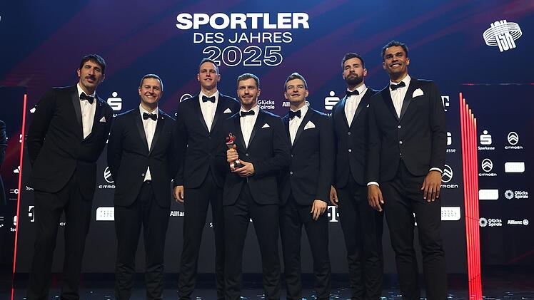 Mit etwas Versp&auml;tung nahmen die Spieler der Basketball-Nationalmannschaft bei der "Sportler des Jahres"-Gala den Preis als beste Mannschaft des Jahres entgegen.