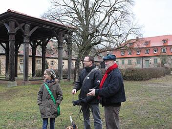 Peter Krug (rechts) erklärt seinen Nachbarn, der Familie Keßler, seine Vision vom Künstler- und Handwerkerhof. Fotos: Mäuser