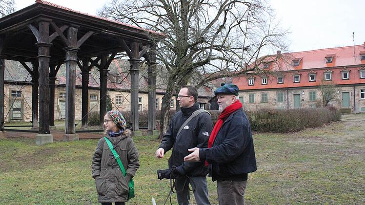 Peter Krug (rechts) erklärt seinen Nachbarn, der Familie Keßler, seine Vision vom Künstler- und Handwerkerhof. Fotos: Mäuser