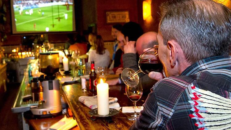 Die Live-Fußballübertragungen von Sky lohnen sich nach der Preiserhöhung für viele Gaststätten und Bars nicht mehr. Symbolfoto: dpa