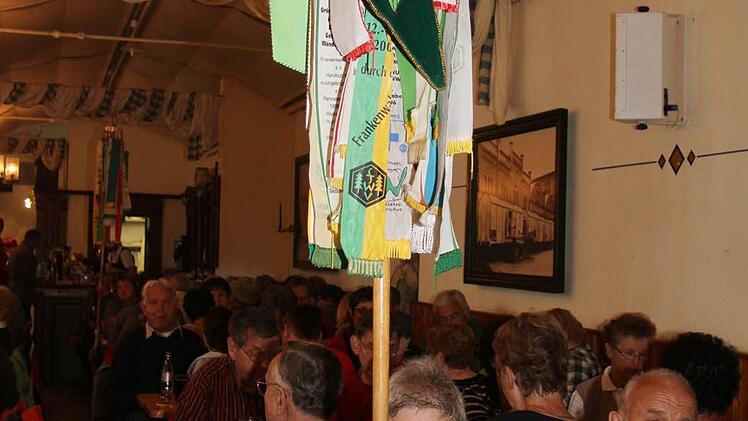 Mit stolzen Fahnen kamen die Wanderer aus der gesamten Region nach Kulmbach.