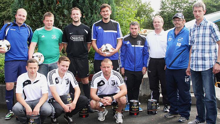Nach einem vollauf gelungenen Rodach-Main-Fußballturnier in der Grünen Au und nach der Siegerehrung, die Spielführer mit ihren Präsenten. Zufrieden über das Gelingen des Turniers waren (von rechts) Vorsitzender Bernd Grass und Spielleiter Rainer Zirkelbach . Foto: Heinz Marr