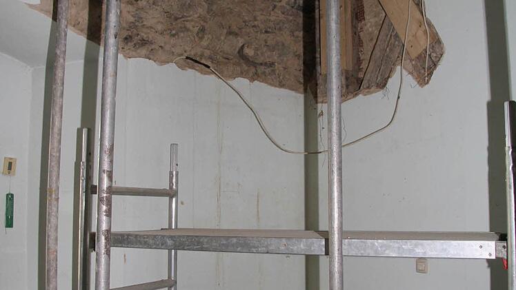 Kurzfristig musste Pater Roger aus seinem Zimmer ausziehen. Denn der Hausschwamm war so tief in die Holzkonstruktion eingedrungen, dass die Decke durchbrochen werden musste.