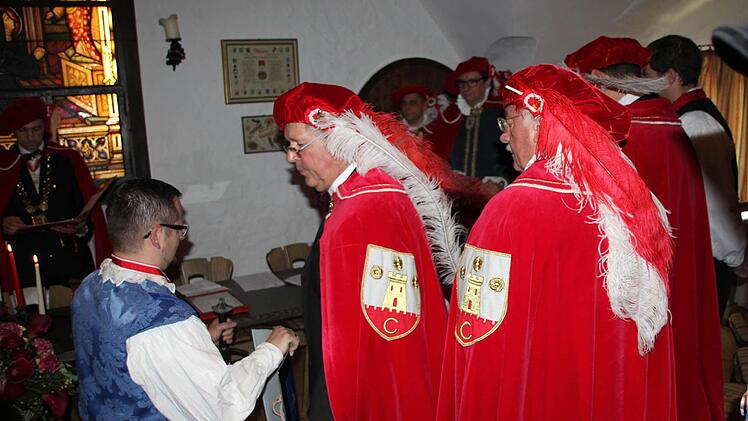 Rytter Thomas wird in die Rytterrunde aufgenommen.  Foto: Friedwald Schedel