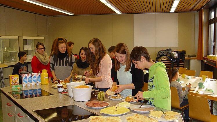 Asylbewerberkinder laden an der Mittelschule Bad Brückenau zum Frühstück ein. Foto: Brigitta Kempe-Wolf