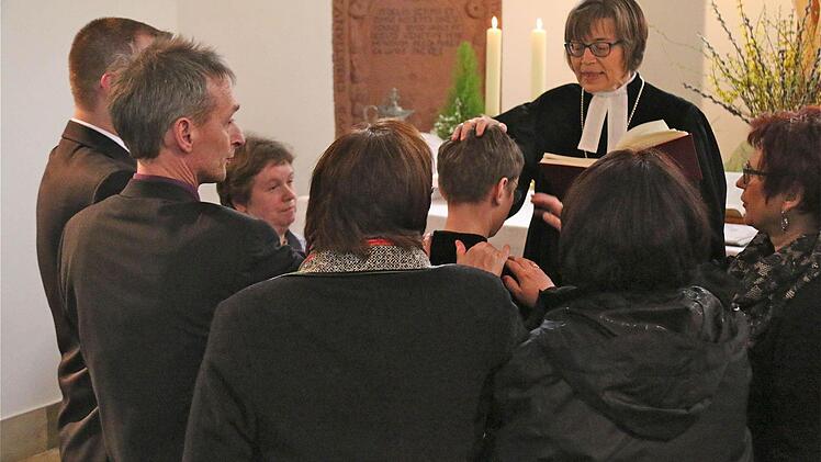 Feierliche Ordination vor dem Altar, bekräftigt durch Handauflegen von Regionalbischöfin Gisela Bornowski und den Vertrauensleuten. Foto: Gerd Schaar