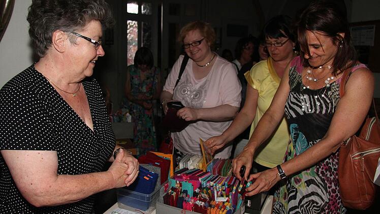 Ingeborg Hamisch näht für Syrien und sammelt so für die Franziskanerhilfe.