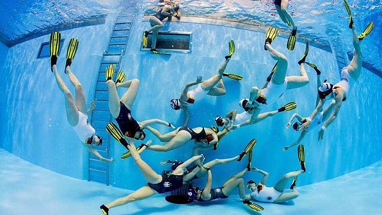 So wuselig sieht ein Angriff rund um das Unterwasserrugby-Tor aus. Verletzungen gibt es eher selten.  Foto: Herbert Frei