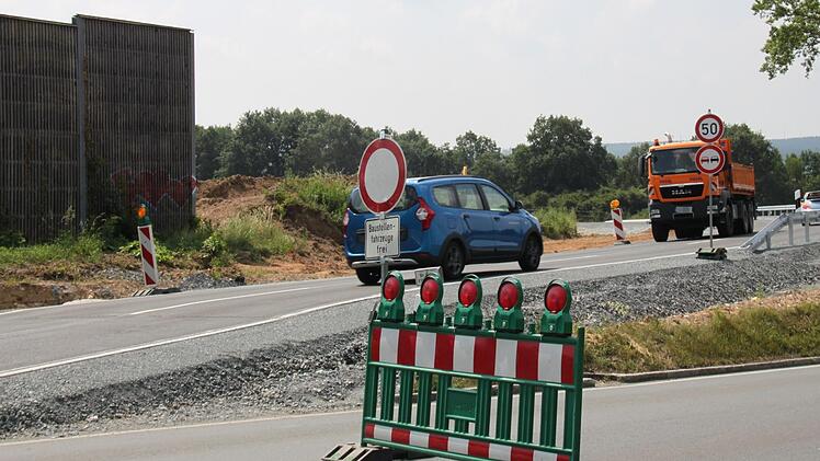 Dieses Absperrung steht am Melkendorfer Sportplatz. Von dort führt eine neue Straße zur Kreuzung der Umgehung bei Melkendorf-West.
