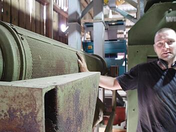 Peter Heller bei einem der mechanischen Sortiergeräte. Foto: Marco Meißner