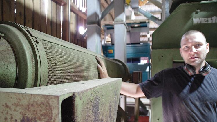 Peter Heller bei einem der mechanischen Sortiergeräte. Foto: Marco Meißner