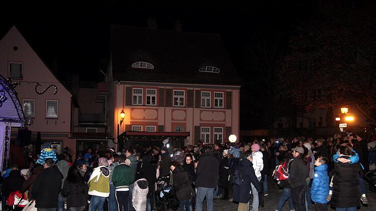 Impressionen vom ersten Türla des Lebendigen Adventskalenders     Foto: Richard Sänger