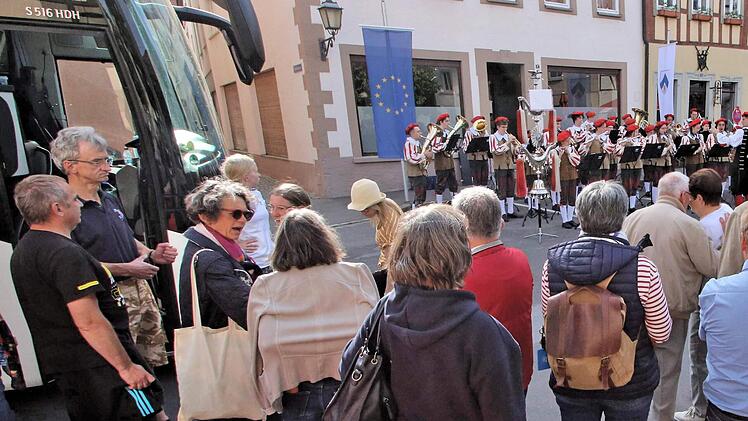 Musikalisch hieß das Jugendblasorchester die Gäste aus der Partnerstadt auf dem Marktplatz willkommen. Foto: Dieter Britz