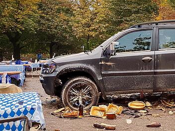 Schock auf bayerischer Hochzeit: Rentner (86) kracht mit Auto in Biergarten - mehrere Verletzte