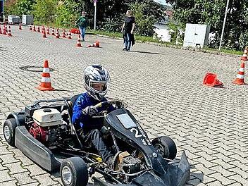 Kinder beim Kart fahren.