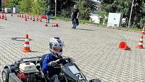 Kinder beim Kart fahren.