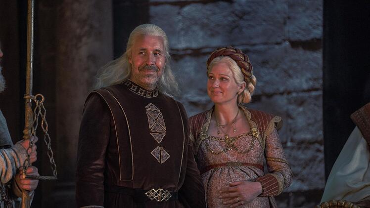 König Viserys I. Targaryen (Paddy Considine) und Königin Aemma Arryn (Sian Brooke) sorgen sich um den Zusammenhalt ihres Clans.
