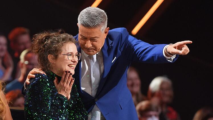 Premiere bei "Let's Dance": Nach einem frechen Kommentar durfte eine Zuschauerin am Jurypult Platz nehmen.