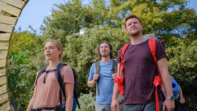 Eigentlich wollte Dani (Florence Pugh) auf andere Gedanken kommen, als sie ihren Freund Christian (Jack Reynor, rechts) und dessen schwedischen Kommilitonen Pelle (Vilhelm Blomgren) in die Kommune begleitete.