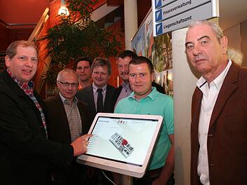 VG-Vorsitzender Klaus Faatz (Mühlhausen) und die Bürgermeister Helmut Lottes (Vestenbergsgreuth), Norbert Walter (Gremsdorf) und Stefan Himpel (Lonnerstadt, v. l.) testeten das Terminal. Daniel Kammerer (Dritter von links) pflegt die Software. Mit im Bild Entwickler Albert Meixner und VG-Kämmerer Tobias Weiß (von rechts) Foto: Evi Seeger