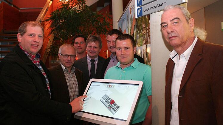 VG-Vorsitzender Klaus Faatz (Mühlhausen) und die Bürgermeister Helmut Lottes (Vestenbergsgreuth), Norbert Walter (Gremsdorf) und Stefan Himpel (Lonnerstadt, v. l.) testeten das Terminal. Daniel Kammerer (Dritter von links) pflegt die Software. Mit im Bild Entwickler Albert Meixner und VG-Kämmerer Tobias Weiß (von rechts) Foto: Evi Seeger