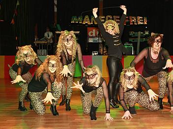 Acht wilde Raubkatzen (Powerfrauen des TVU) mit ihrer Dompteuse Lady Gabriela (Gabi Bauer). Foto: Christian Prysok