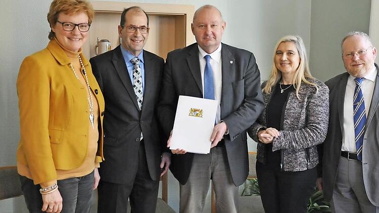 Bürgermeister Peter Ebertsch (M.) mit dem Förderbescheid - links MdEP Monika Hohlmeier (CSU), daneben Anton Heppler (Amt für Ländliche Entwicklung), Ministerin Melanie Huml (CSU) und MdL Klaus Adelt (SPD)  Foto: privat