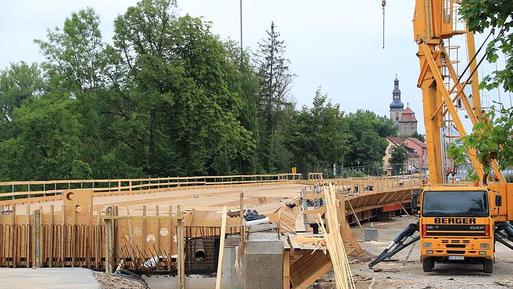 Die Holzschalung für die neue Flutbrücke in Höchstadt ist fertig. Foto: Andreas Dorsch