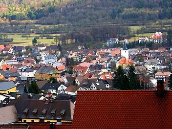 Neben dem Stadtpark Ebermannstadt  im Gebiet "Ehrlich" (auf dem Foto hinter dem Turm der Marienkapelle) wollen CSU  und MOG Bauplätze ausweisen.  Josef Hofbauer