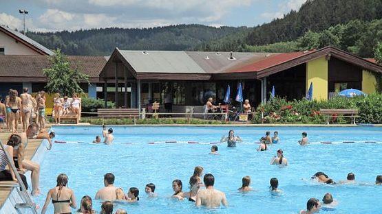 Hunde erobern demnächst das Schwimmerbecken im Freibad Wallenfels.  Foto: Stadt Wallenfels
