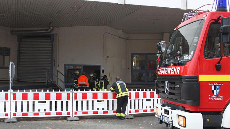 Die Feuerwehr suchte das Gebäude ab, konnte allerdings kein Feuer feststellen. Foto: Katrin Geyer