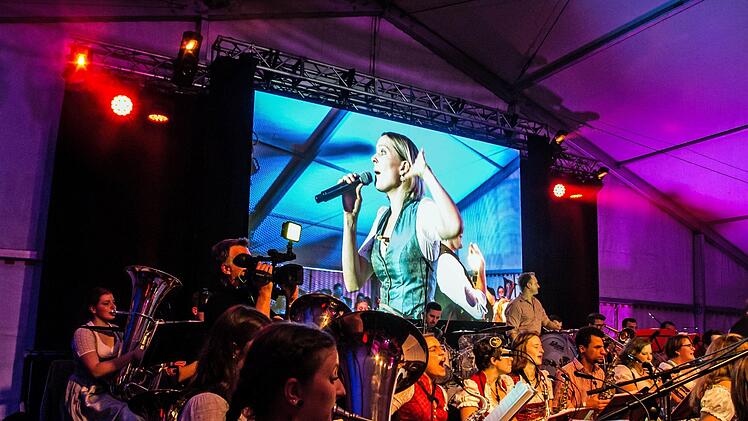 Beste Stimmung im Festzelt: Die Original Prinz Albert Blasmusik spielte beim "Oktopafest" auf dem Coburger Schlossplatz.Foto: Jochen Berger