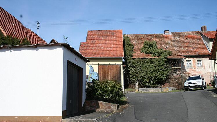Nach Abriss der Garage, den Nebengebäuden und dem ältesten Haus in Oehrberg erfolgt die Ausfahrt über dieses Grundstück rechts der Kirche auf die Oehrbachstraße. Foto: Gabriele Sell