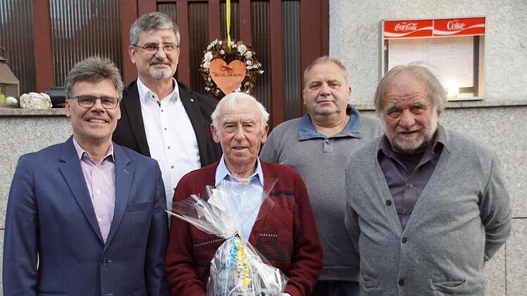 Über 50 Jahre lang war Eduard Bühl (Mitte) der Motor des Trossenfurt-Tretzendorfer Faschingszuges. Jetzt verabschiedete er sich aus der ersten Reihe des Faschingskomitees. Unser Bild zeigt Eduard Bühl umringt von (von links) Bürgermeister Thomas Sechser und dem neuen Führungstrio Michael Gube, Armin Deinhart und Konrad Albert.