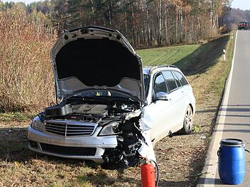 80-J&auml;hriger kommt von Fahrbahn ab und prallt gegen Baum