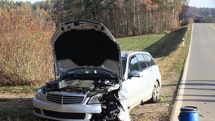 80-J&auml;hriger kommt von Fahrbahn ab und prallt gegen Baum