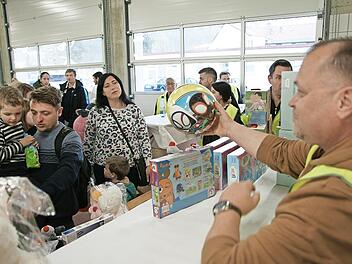 Oliver Belz vom Verein "Bad Brückenau hilft!" bei der Oster-Tombola im Rot-Kreuz-Stützpunkt der Kurstadt. Dort trafen Flüchtlinge mit den unterschiedlichsten Schicksalen aufeinander.