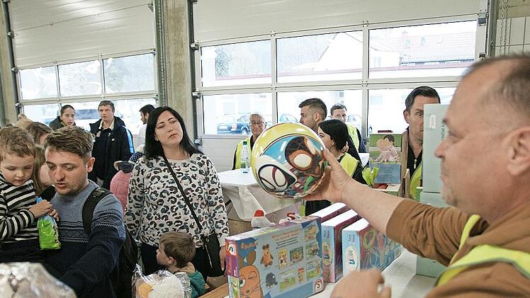 Oliver Belz vom Verein "Bad Br&uuml;ckenau hilft!" bei der Oster-Tombola im Rot-Kreuz-St&uuml;tzpunkt der Kurstadt. Dort trafen Fl&uuml;chtlinge mit den unterschiedlichsten Schicksalen aufeinander.