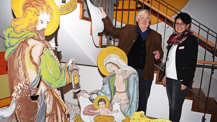 Der K&uuml;nstler Leopold Frommelt stellte im Wohn- und Pflegeheim eine von ihm geschaffene Krippe auf.