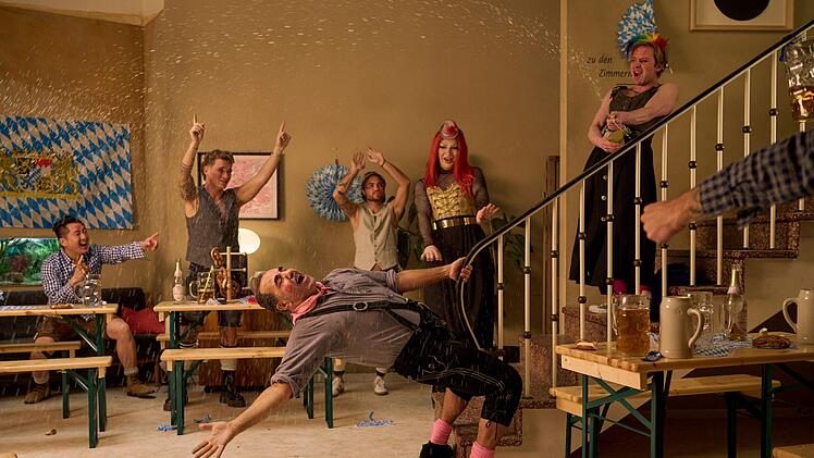 Ein Hotel in M&uuml;nchen muss auch die Zeit des Oktoberfestes &uuml;berstehen. In einer Nacht mutiert Charles (Adnan Maral) zum feierw&uuml;tigen Partygast.