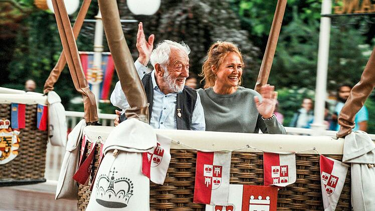 Dieter Hallervorden und seine Ehefrau Christiane Hallervorden genießen eine Ballonfahrt im Europa-Park und winken Fans zu.