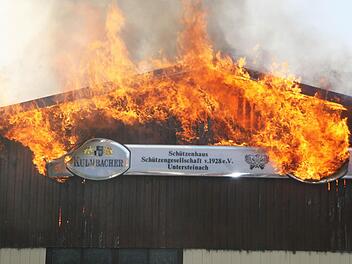 Im September 2012 wurde das Untersteinacher Schützenhaus ein Raub der Flammen. Foto: BR-Archiv