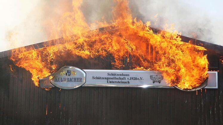 Im September 2012 wurde das Untersteinacher Schützenhaus ein Raub der Flammen. Foto: BR-Archiv