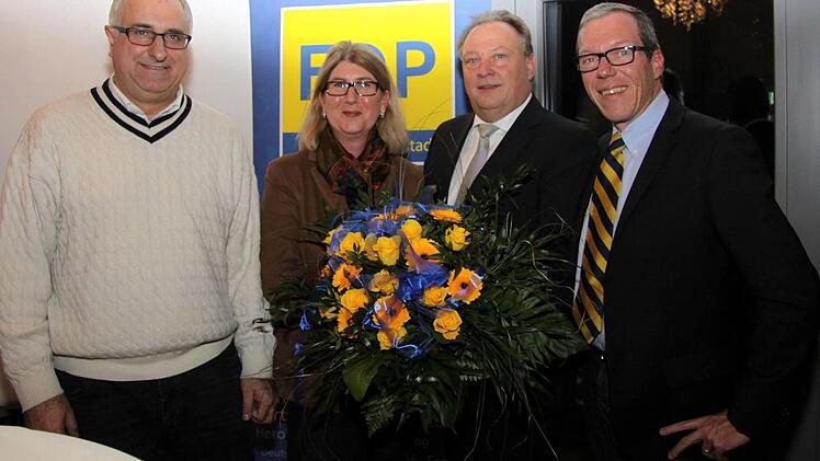 Der Neu-Herzogenauracher Jörg Rohde (l.) unterstützt als prominenter Stadtratskandidat die Bürgermeisterkandidatur von Ralf Markert (2. v. r.). Zu dessen einstimmiger Nominierung gratulierten auch die Ortsvorsitzende Britta Dassler und Landratskandidat Michael Dassler. Foto: Richard Sänger