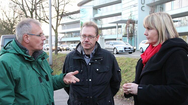 Gerold Schnabel (Stabsstelle Umwelt), Ralf Meyer und Zweite Bürgermeisterin Birgit Weber (CSU) im Gespräch.