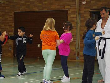 Die Schüler und Schülerinnen hatten viel Spaß beim Karate-Training mit Harun-Veysel Elkol. Foto: Heike Schülein