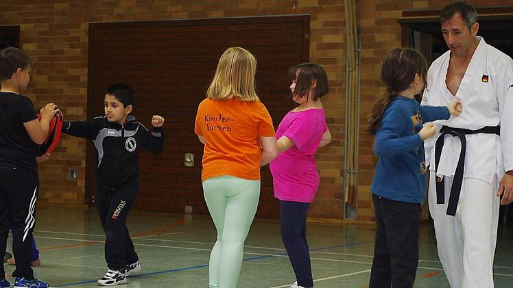 Die Schüler und Schülerinnen hatten viel Spaß beim Karate-Training mit Harun-Veysel Elkol. Foto: Heike Schülein
