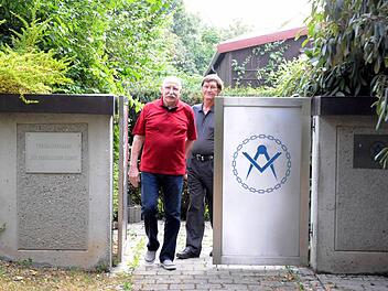 Rüdiger Hamisch und Gerhard Blümig öffnen das Tor der Coburger Loge.  Fotos: nat